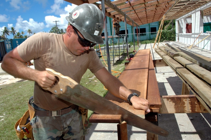 ebeniste-GINASSERVIS-min_worker_construction_building_carpenter_male_job_build_helmet-893290